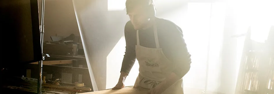 Person baut ein Gartenhaus